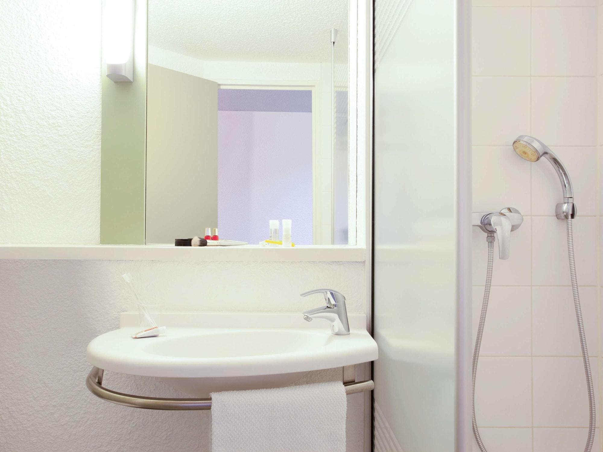 Ibis Budget Tarbes Ngoại thất bức ảnh